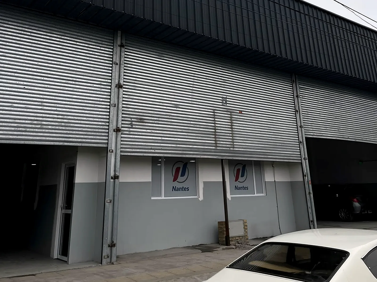 Frente del taller Nantes en Saturnino Torres 50 con el cartel de la marca