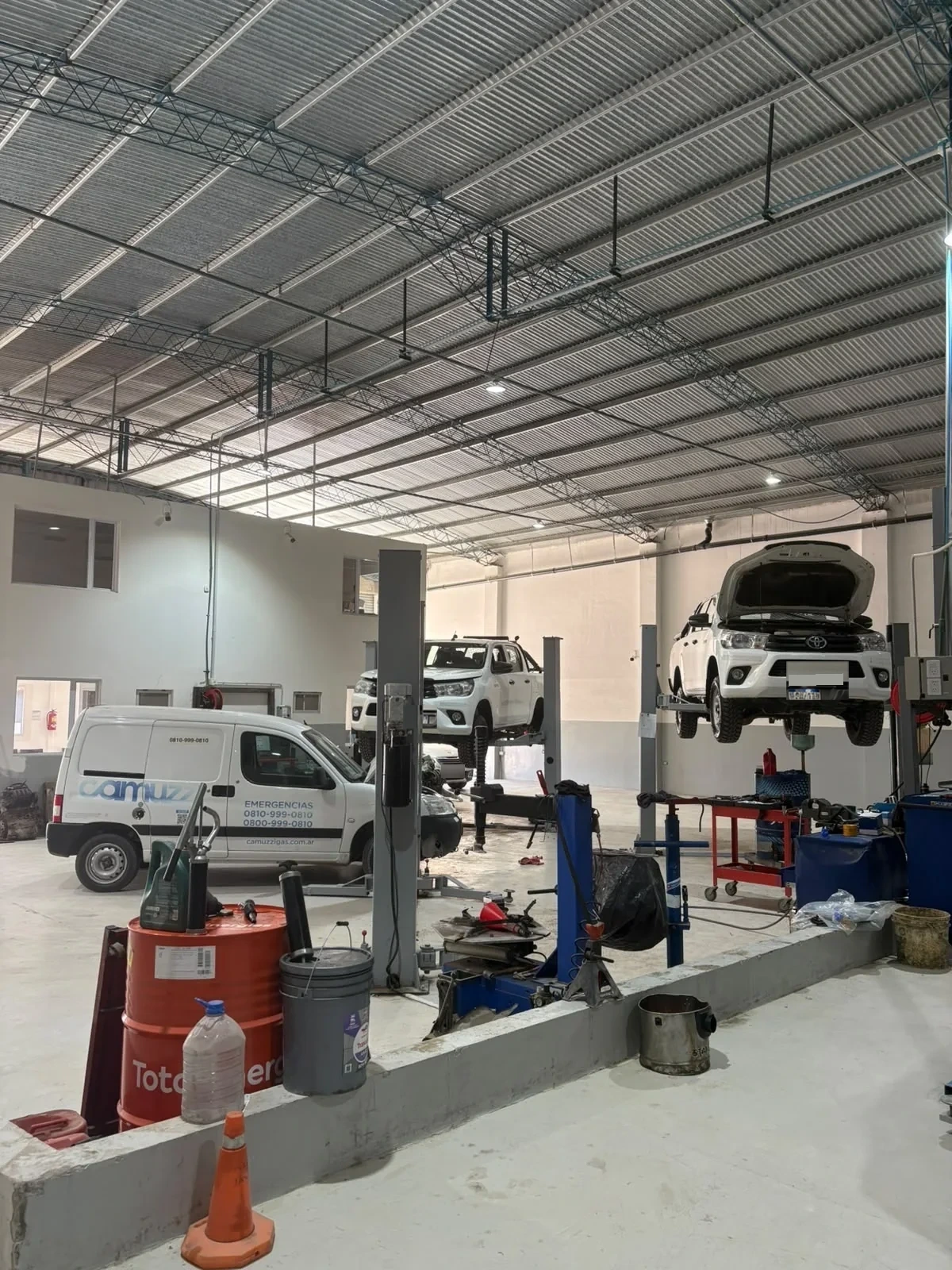 Zona de trabajo con elevadores y herramientas